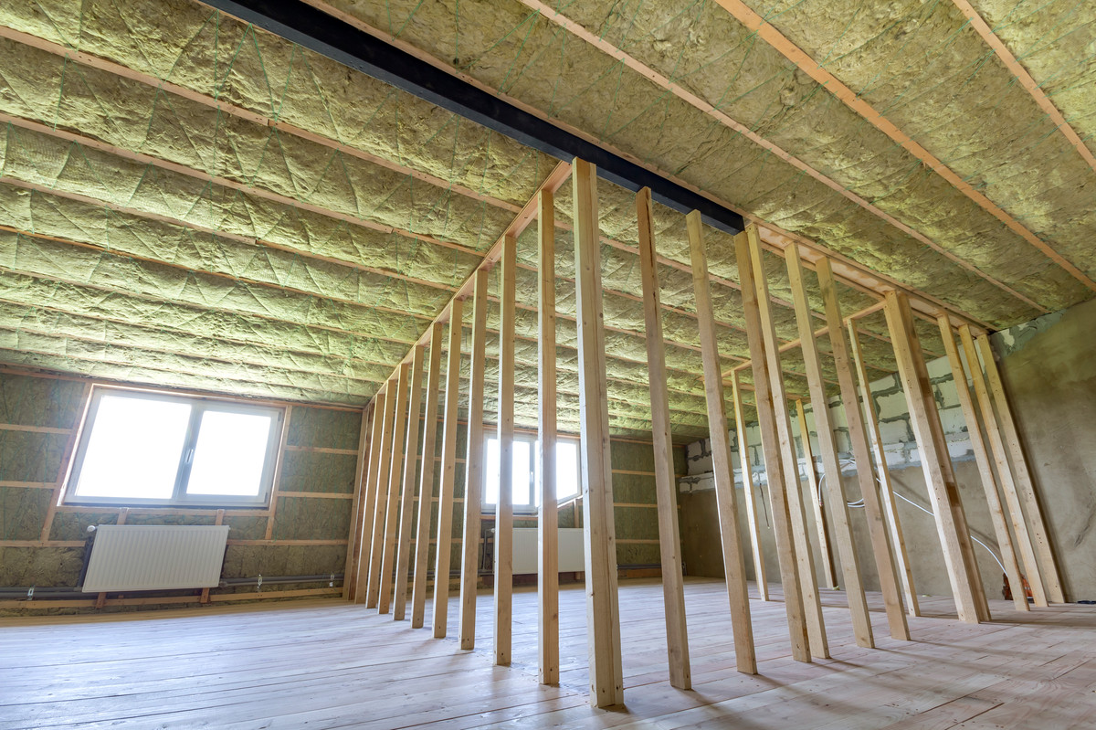 Как утеплить потолок под холодной крышей