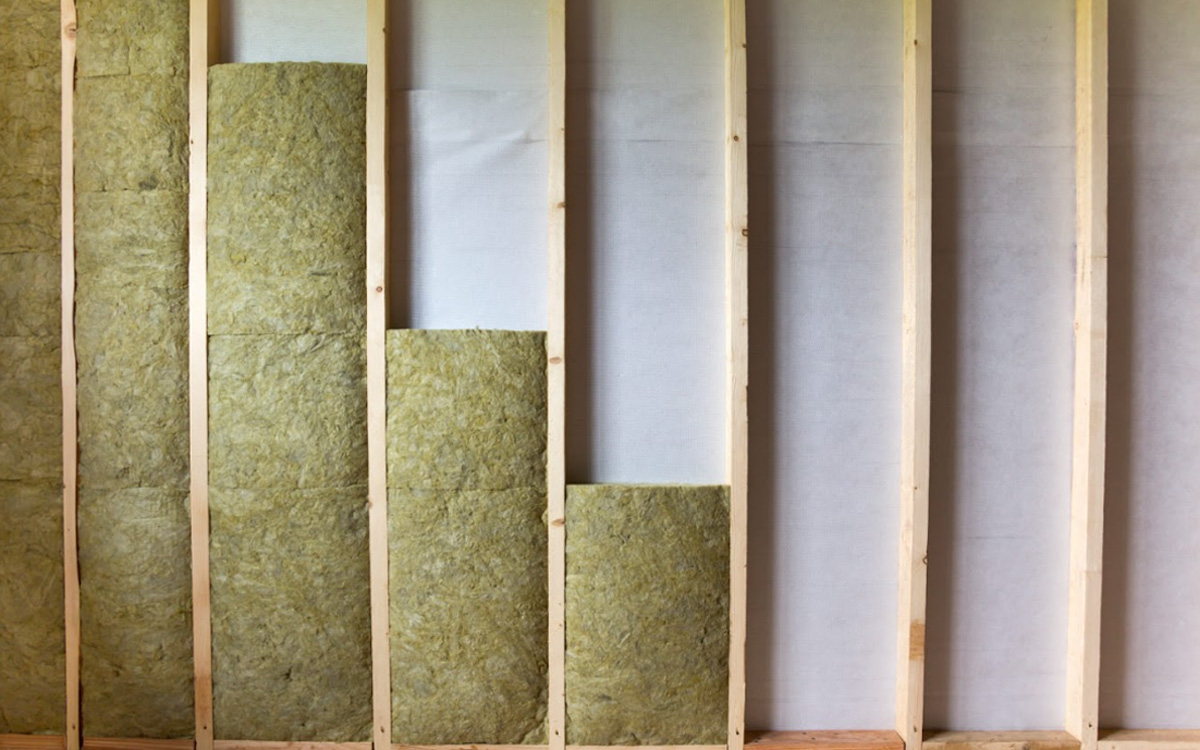 Минеральная вата: свойства и особенности монтажа. Утеплитель в формате рулонов и плит.