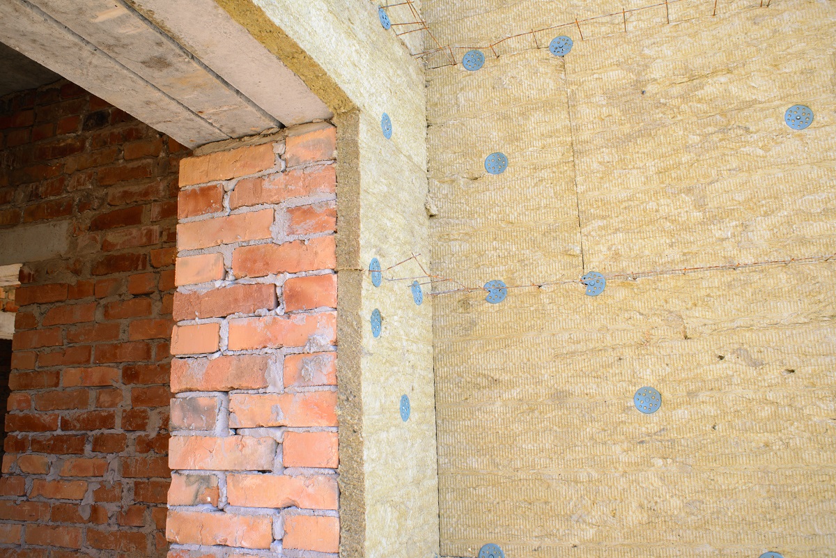 Кирпичная стена с минватой.