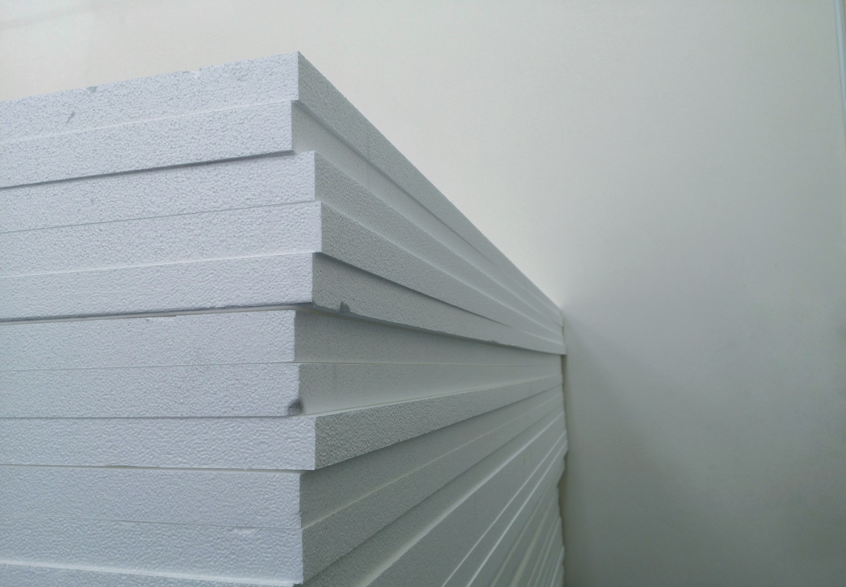 Стопка белых изоляционных плит.