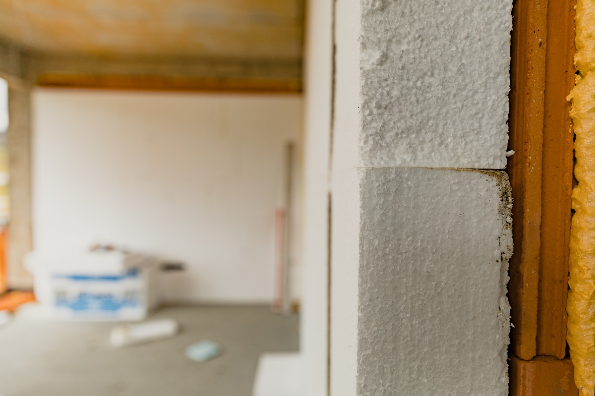 Изоляционные плиты на стене.