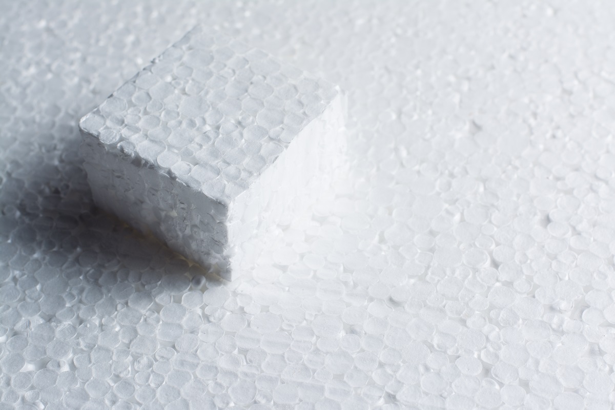 Белый пенопласт с пузырьками.