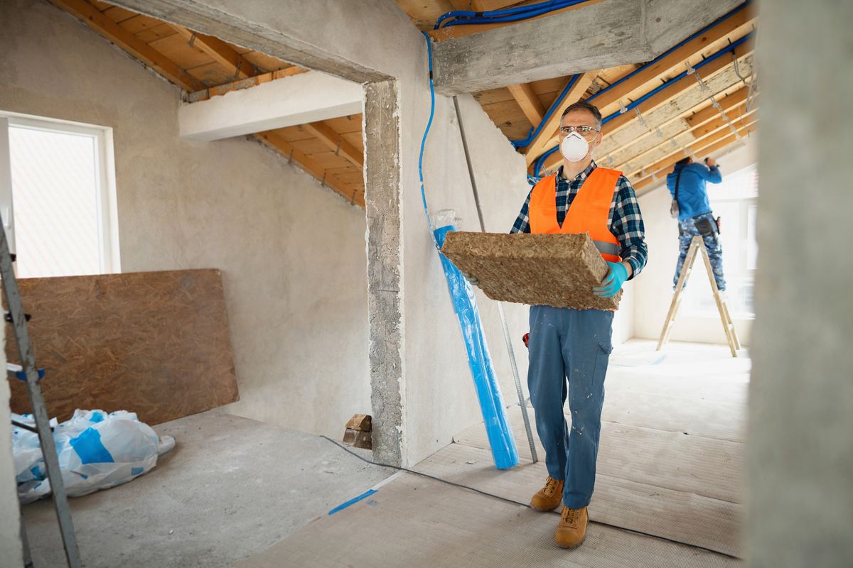 Чем дешевле утеплить потолок?