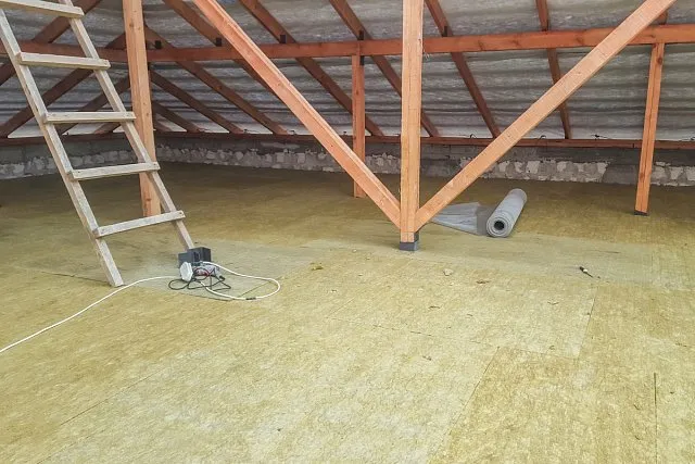 Чем дешевле утеплить потолок?