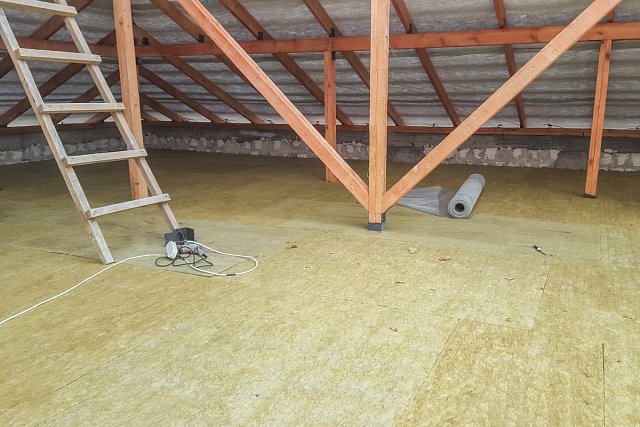 Чем дешевле утеплить потолок?